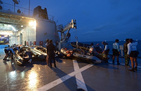 Rescuers resume search for AirAsia jet crash victims in Java Sea